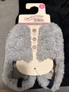 totes Comfortstep Plush Slip-On Slippers in Light Gray